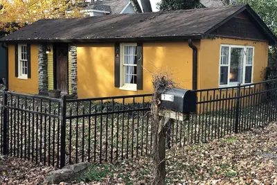 Image de The Moon and the Stars Cottage- in Town!