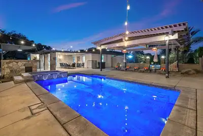 Image de Maison la plus proche de Coachella 4 chambres 2 salles de bain pour 14 personnes Piscine \/ Spa, table de billard, barbecue