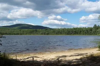 Image de Sandy Beach, Alpine Chalet sur Peaceful, étang privé
