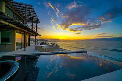 Image de Villa en front de plage de 8500 pieds carrés, piscine à débordement, baignade immaculée