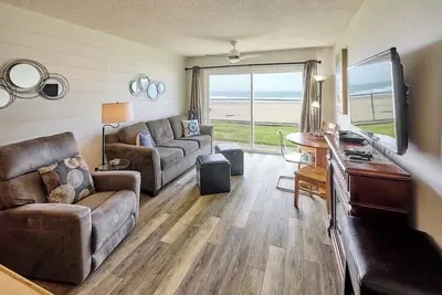 Image de 'Anchor Management' - Magnifique Condo au rez-de-chaussée avec chemin���e, sur la plage!