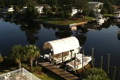 Image de Condo de luxe / slip pour bateau / piscine / 2bd-2ba / Fishing Pier