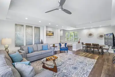 Image de Rénovation complète - En vedette sur le potentiel de location de vacances de A & E! Ac et piscine!