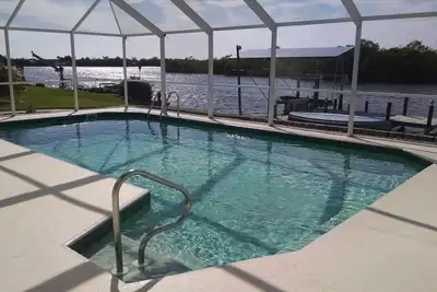 Image de Disque $ mai-oct. Maison avec piscine au bord du lac. Près des plages du golfe, Fisherman's, Ford / Edison