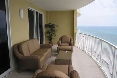Image de Luxury Retreat Ocean Front Balcony 300 sq, with Front Row Beach Service Included
