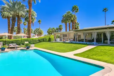 Image de Superbe villa sur 1/2 acre de terrain à pied jusqu'à El Paseo - Tarifs et spéciaux d'été
