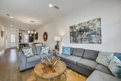 Image de 275 Lifeguard Loop est une maison de luxe Seacrest Beach avec 5 vélos gratuits + ascenseur