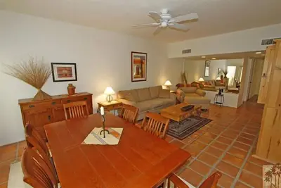 Image de Emplacement privé, confortable et idéal pour se détendre, faire du shopping et dîner.