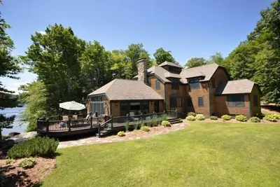 Image de \"Le Point Home\" sur le lac Winnipesaukee \"