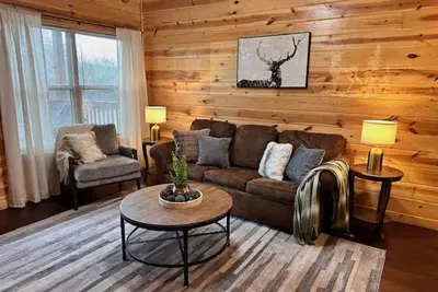Image de Cabine plus récente, pour 6 personnes, 2 King Suites, Theatre, bain à remous, piscine du complexe, à 1, 6 km de Pkwy