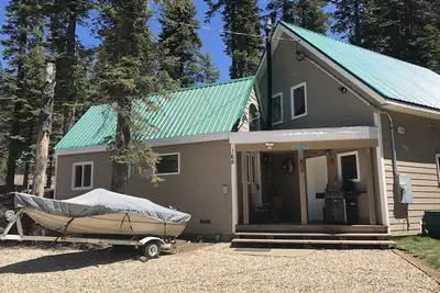 Image de cabine confortable au beau Bucks Lake, à travers la route du lac. Récemment rénové.