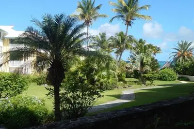 Image de Condo sur la plage dans un excellent emplacement avec Cruzan Rum Bar