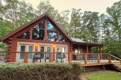 Image de Le choix de Sophie ~ Incroyable 2800 Sq. Ft. Cabane en rondins de luxe - Bain à remous - Vue!