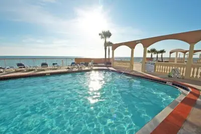 Image de Oceanfront Sunrise Beach condo - Service de plage inclus et Wifi gratuit