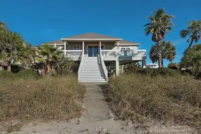 Image de Maison de plage parfaite avec piscine! - Rénové et décoré!