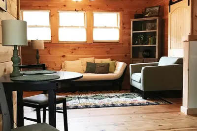 Image de Cadre boisé, intérieur en bois naturel haut de gamme, à environ 6 km de la place de la ville