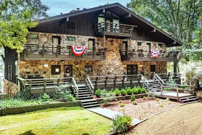 Image de Luxury Business & Family Retreat Lodge sur le lac