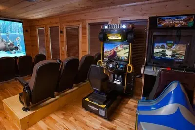 Image de Porter des tonnes de plaisir à Pigeon Forge #inoubliable 2 chambres w / Gameroom & Full Theatre!