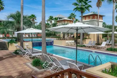 Image de Pieds nus �� la plage: Sauvegarde sur Piscine Walkway - Animaux acceptés!