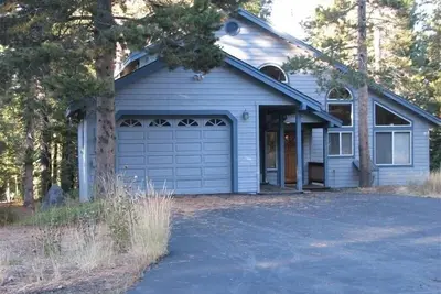 Image de Maison familiale Tahoe Donner immaculée, lumineuse et calme avec garage et voie d'accès plat