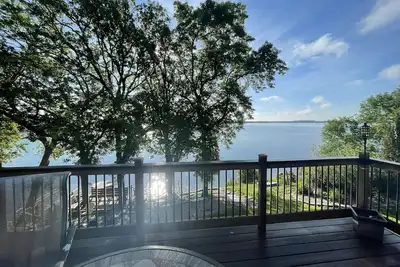 Image de Belle maison de lac sur Clear Lake. Paradis de la pêche et de la chasse!