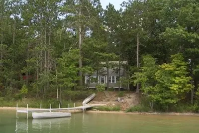 Image de Tattrie's Cottage sur le lac Opal