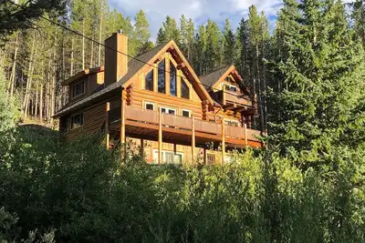 Image de Cabane en rondins sur mesure - Cabine moderne avec vue sur la montagne!