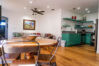 Image de 2br moderne Condo La Jolla, dans un immeuble de caractère au cœur de Bird Rock