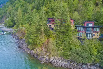 Image de \"The Lodge on Harrison Lake\" (Résidence principale)