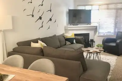 Image de Emplacement! Emplacement! 2 lits, 2 salles de bain avec piscine et bain à remous<br>Récemment rénové!