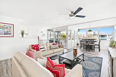 Image de À l'étage Bayfront Home, Short Walk to Beach