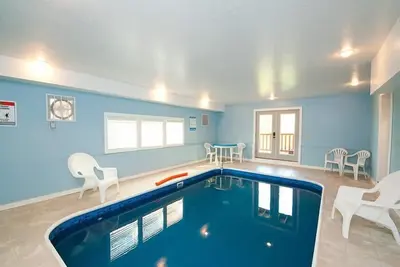 Image de Pool Cabin in Pigeon Forge #unforgettable 2 chambres w / piscine intérieure, jeux et théâtre complet!