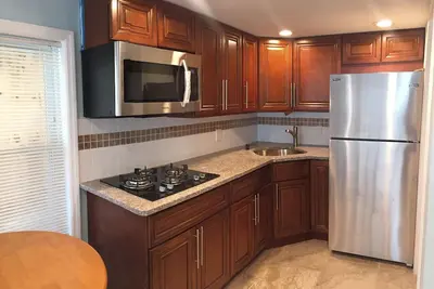 Image de 2 chambres, très moderne, meilleure affaire, à seulement 3 à 4 maisons de la plage