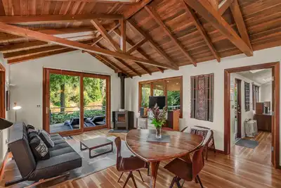 Image de Cabine moderne luxueux riverain privé luxuriant magnifique avec sa propre plage