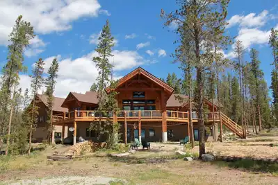Image de Superbe maison en rondins de 6000 s avec la station de ski Winter Park & ​​Vues sur la division continentale