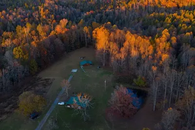 Image de Fern Creek Cabins @ New River Gorge, isolé, eau vive, randonnée pédestre, bain à remous.