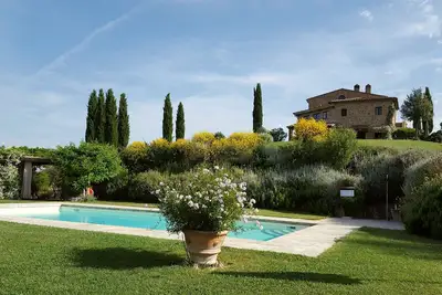 Image de Ancienne ferme Ă 25 km de Sienne en face de Montalcino avec piscine / cours de cuisine