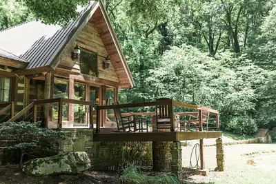 Image de Cabine En Bois Historique Et Moderne sur 55 Acre Ferme / Lieu De Mariage
