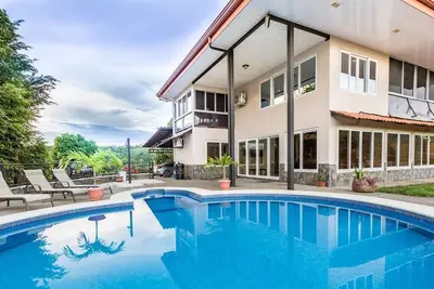 Image de Maison privée de 4 chambres avec piscine, donnant sur Jaco