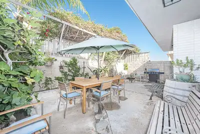 Image de Excellent rapport qualité / prix si proche de la plage! Beau patio privé!