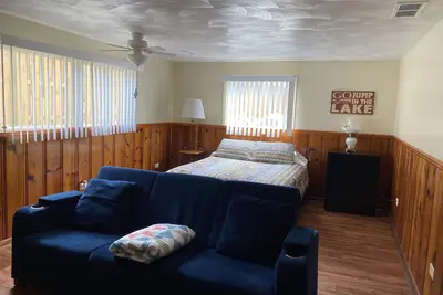 Image de Unité \"The Beach Hive\" 1; 1 chambre au niveau inférieur sur le lac; Holly Hock Rentals