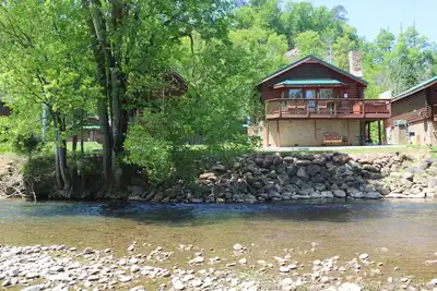 Image de Petit Pigeon River Front Cabin Location Seulement 1 Mile de Main Parkway à Pigeon Forge