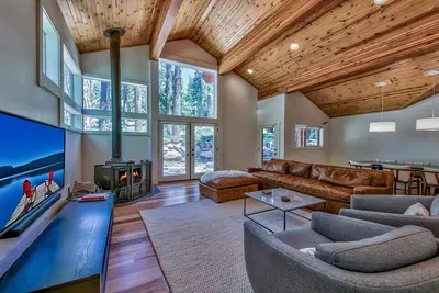 Image de Maison de luxe moderne Truckee / Donner dans un quartier calme. Très près du lac Donner