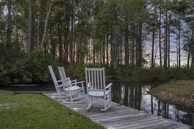 Image de Location de vacances au bord du lac avec débarcadère privé!