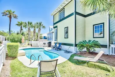 Image de \"White Caps Inn\" Magnifique maison à Carillon Beach avec une piscine privée! 13 couchages.