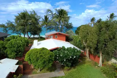 Image de Magnifique Waimanalo Beach House sur une longue plage de sable! Une vue imprenable sur l'océan!