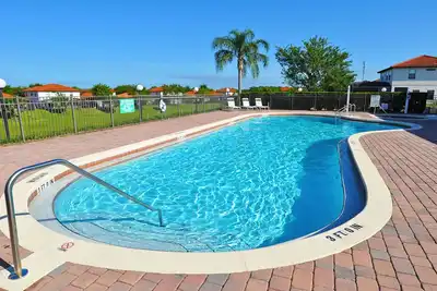 Image de Maison avec piscine à Orlando avec une vue magnifique, à 6 miles de Disney