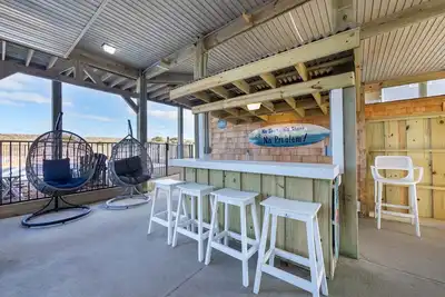 Image de Spacieux Oceanfront Retreat w \/ piscine d'eau salée, bain à remous, WiFi, table de nettoyage de poisson
