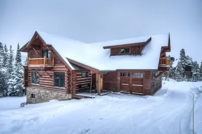 Image de Luxe 5 Bdr / 4 Bath Ski in / Ski Out Big Sky Cabin avec bain Ă remous