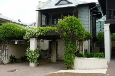 Image de Seulement complet 2 Br / 2 Ba Carriage House